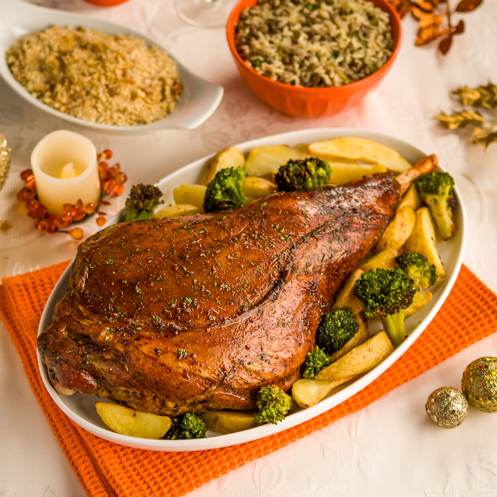 Receita de Pernil de Cordeiro Assado com Batata rústica e Brócolis